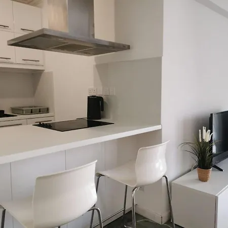 Naxou Modern By Staycom